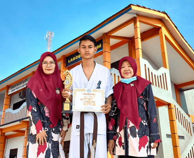 Atlet Karate SMA PGRI Kasiyan Harumkan Nama Sekolah di Tingkat Nasional